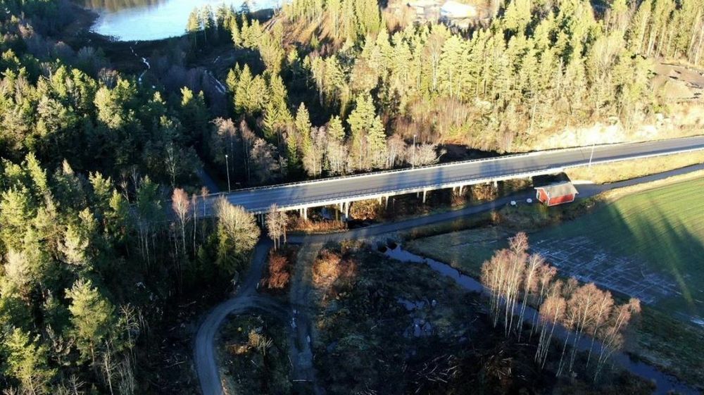 Dronefoto av brua før arbeidene startet opp.
