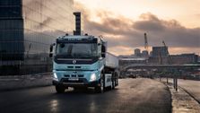Nå kommer elektrifiseringen av tungtransport - tungbilene fra Volvo kan kjøpes allerede i år