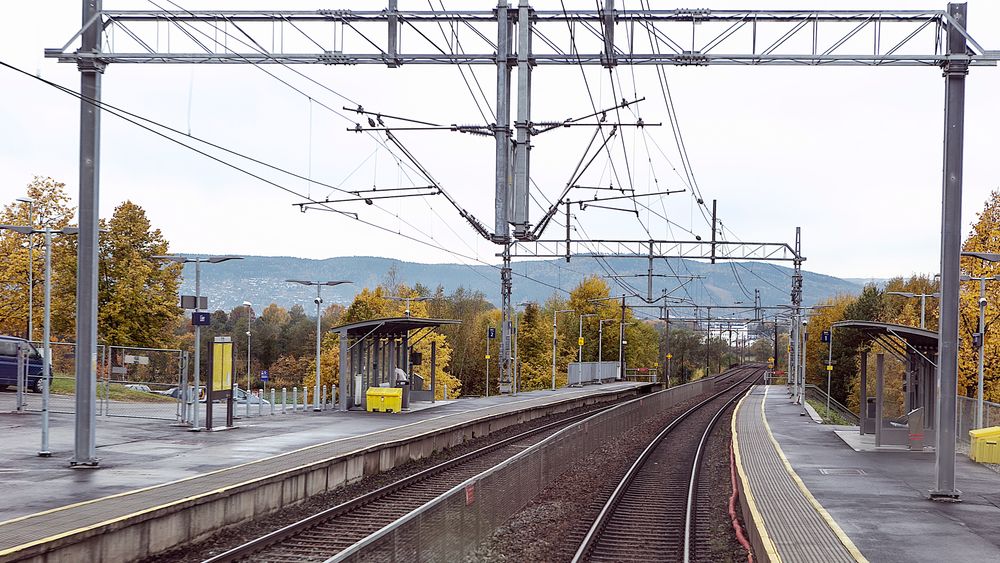 En kvinne og 15 menn vil bli direktør i Jernbanedirektoratet. Foto fra Lier stasjon.