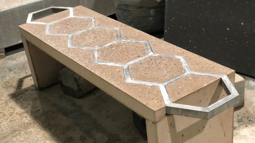 Betong der deler av sementen er erstattet med leire, åpner for å bruke aluminium som armering. I tillegg til kraftig reduksjon i utslipp, åpner det for å bruke armeringen som designelement.