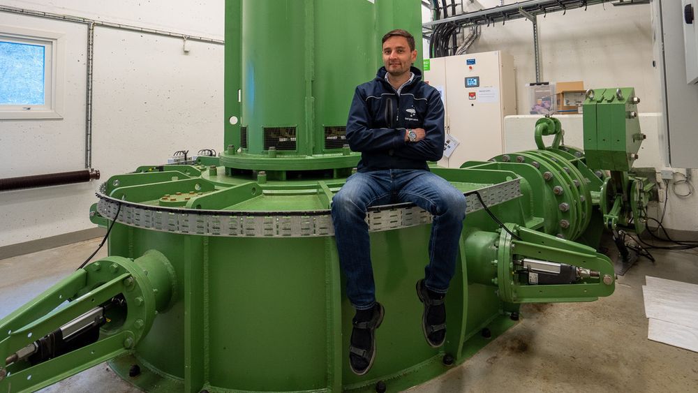 – Drikkevannet fra Svartavatnet går gjennom to turbiner før det kommer ned til vannbehandlingen, sier produksjonsleder Thomas Eriksson. Dette er den nederste turbinen, av peltontypen.