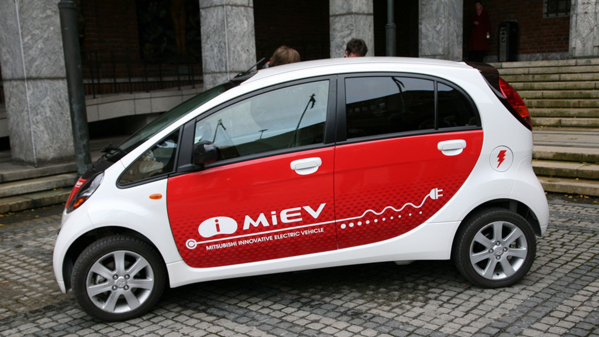 Den drøyeste batteriprisen finner vi for Mitsubishi i-MiEV. Komplett batteripakke til bilen koster rundt 130 prosent av bilens nypris.