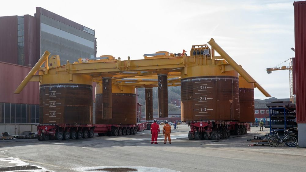 Askeladd brønnramme transporteres ut fra produksjonshallen hos Aker Solutions i Egersund i 2019. Nå skal også Askeladd Vest bygges ut.