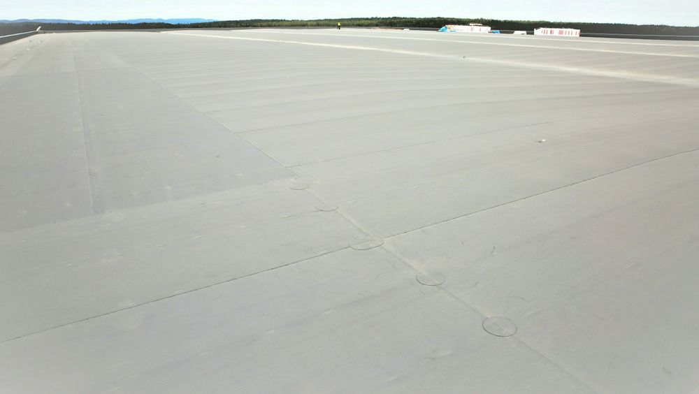 Ifølge Solcellespesialistens solkart kan dette lagertaket i Østfold produsere 10 GWh i året hvis det dekkes med høyeffektive, monokrystallinske solceller.