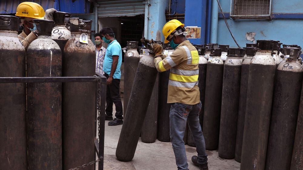 Oksygen-krise i India: Slik lages, fraktes og brukes medisinsk oksygen