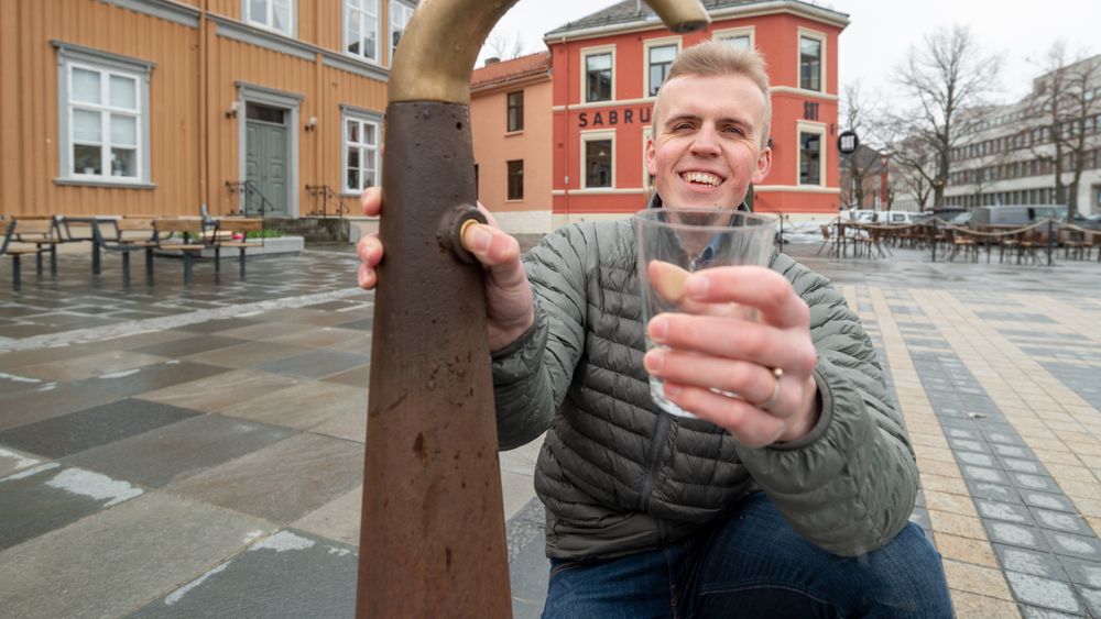 Ved å helle salt i vannet kunne Jon Kristian Rakstang finne ut hvor lang tid vannet bruker fra Jonsvatnet til for eksempel denne drikkekrana på Trondheim Torg.