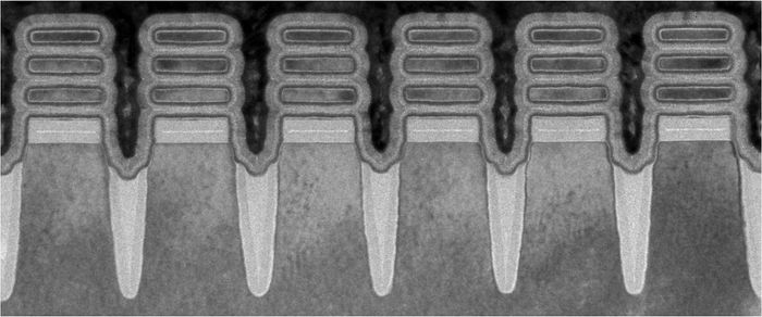 En rad med komponenter lagd med IBMs nye 2 nanometers nanosheet prosessteknologi, sett ved å bruke et elektronmikroskop.