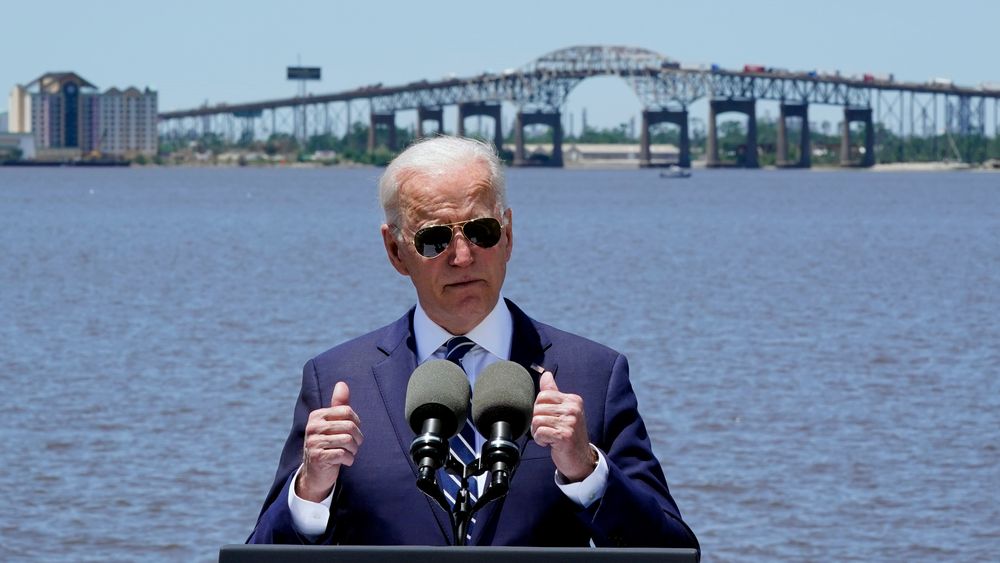Foran en 70 år gammel veibru i Lake Charles taler president Joe Biden om sin plan for å renovere nedslitt infrastruktur i USA. 