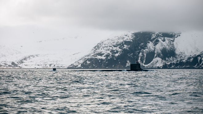Amerikansk atomdrevet ubåt på vei inn til Tromsø – eskorteres av norsk kystvaktskip