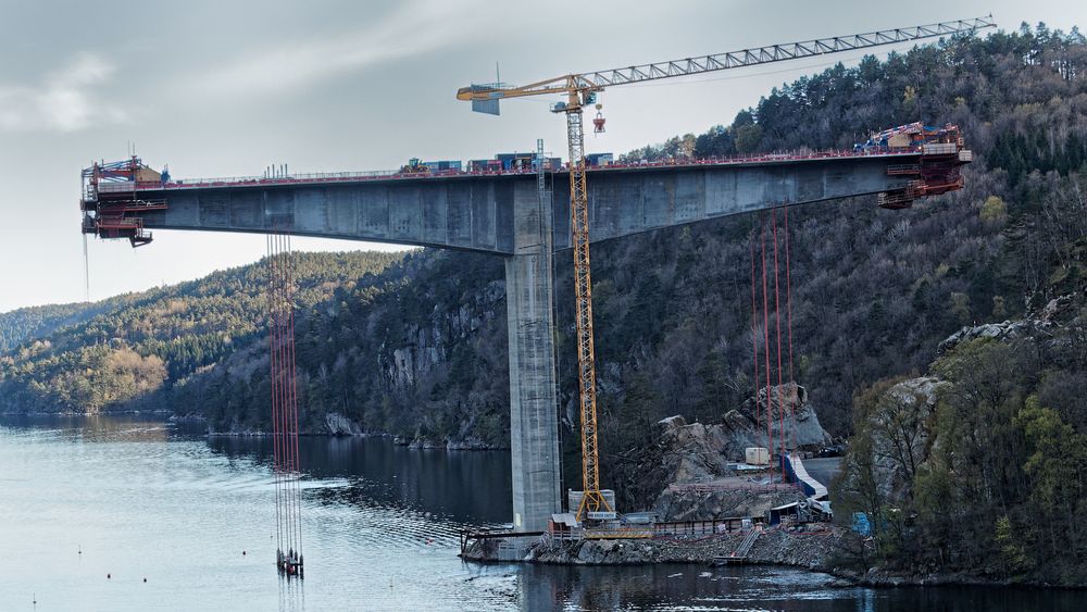 Trysfjordbrua på E39, en fritt frambygg-bru med spenn på 534 meter. Vanligvis bygges to parallelle bruer for firefelts vei, her er det bygget kun én bru.