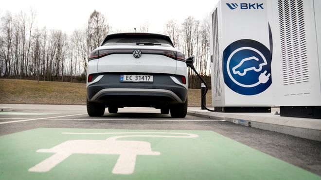 – Enova tar feil i sin hypotese om at bedre rekkevidde gir mindre ladekø. Nettopp på grunn av bedre rekkevidde på nye elbiler ser vi at stadig flere velger elbilen når de skal på langtur, skriver innsenderen.