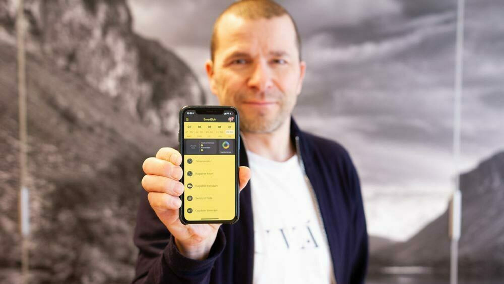 Bjørn Tore Hagberg viser frem hvordan appen i dag ser ut for de 70.000 brukerne av systemet.