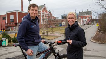 – Med sporingsenheten montert i sykkelstyret, skal det bli lettere å gjenfinne sykler som stjeles i byene, sier Birgitte Sunde. Her med Viggo Henriksen.
