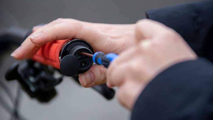Sporingsenheten låses fast ved hjelp av spesialverktøy som skiftes ut med jevne mellomrom.