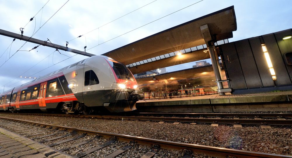 Kostnadsrammen for Intercity gjennom Moss ble offisielt økt med 7 milliarder denne uken. Ved åpningen i 2026 kan Flirt-toget være det første som tester banen. Her avbildet på Oslo S.
