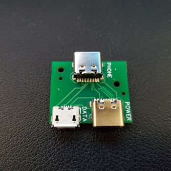 Kretskortet som splitter strøm- og dataforbindelsene i USB-kabelen fra mobilen.
