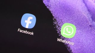 Ikonene til appene Facebook og Whatsapp på en smartmobil.
