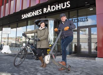 Anne Lise Falch Anfinsen og Trond Kjærstad er positive til at elsyklene skal få selskap av elsparkesykler i Sandnes. – Vi er opptatt av å få på plass et bedre tilbud for mikromobilitet. Men det må ikke gå på bekostning av trafikksikkerhet og framkommelighet på fortauene, sier Kjærstad