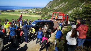 Det har tidvis vært store protestaksjoner ved det planlagte vindkraftanlegget på Haramsøya. Bildet er fra juni i fjor.