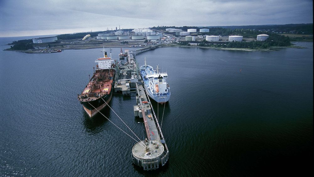 Esso sitt raffineri på Slagentangen.