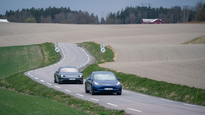 Tesla Model 3 Performance og Porsche Taycan Turbo S.