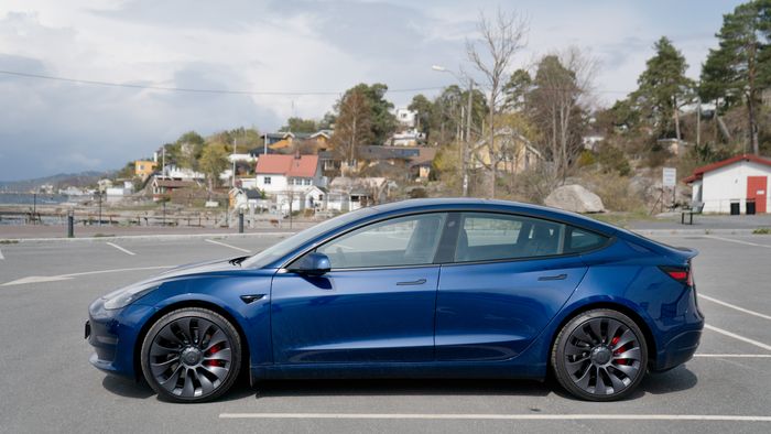 Tesla Model 3 Performance og Porsche Taycan Turbo S.