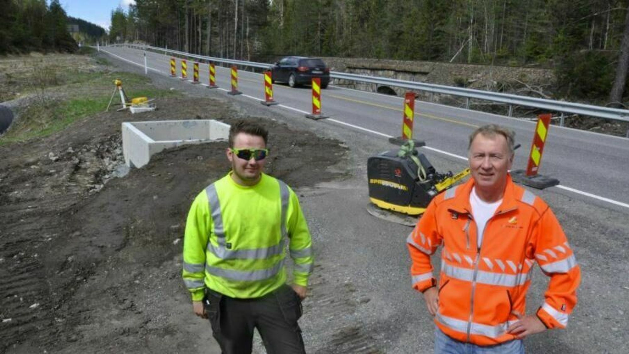 Tov Tronrud og Hans Olav Dalen i Vegvesenet ved nytt bomsted på Nedre Jerpetjønn.