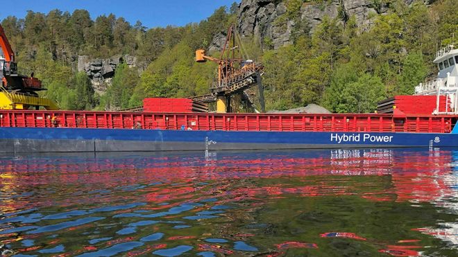 Kryssholm til kai i Kragerø mai 2021. Ombyggingen til hybrid med fire thrustere, tre generatorer, landstrøm, nytt losseutstyr, NOx-rensing og ballastvannbehandling kom på 60 millioner kroner.
