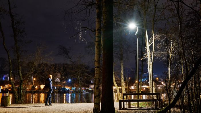 Lysene langs denne turstien ved Glomma i Fredrikstad slår seg på i mørket bare når noen beveger seg langs stien.
