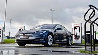 Tesla dømt i forliksrådet etter at biler mistet ladefart