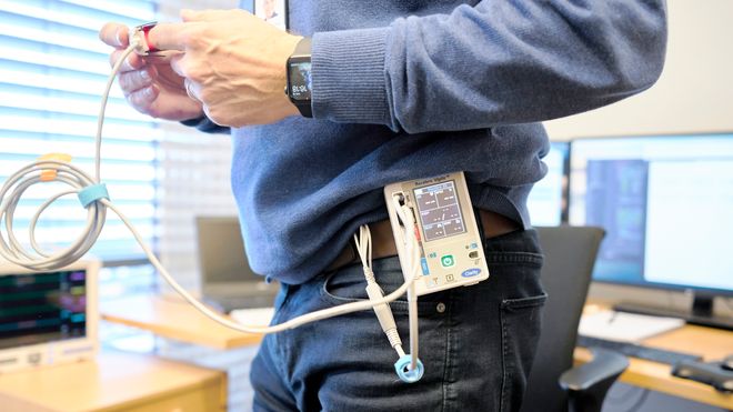 Den lille bærbare monitoren festes til kroppen og er koblet til elektroder på kroppen for å registrere hjerterytme og syv andre parametre. Den registrerer de samme data som en sykehusmonitor. En slik kan såvidt ses til venstre i bildet.