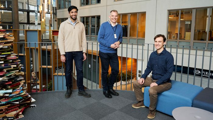Odd Sandbekkhaug har rekruttert flere NTNU-studenter som jobber som utviklere i Infiniwell – her sammen med Tobias Meyer Andersen og Dilawar Mahmood. Studentene blir deltidsansatt i bedriften.