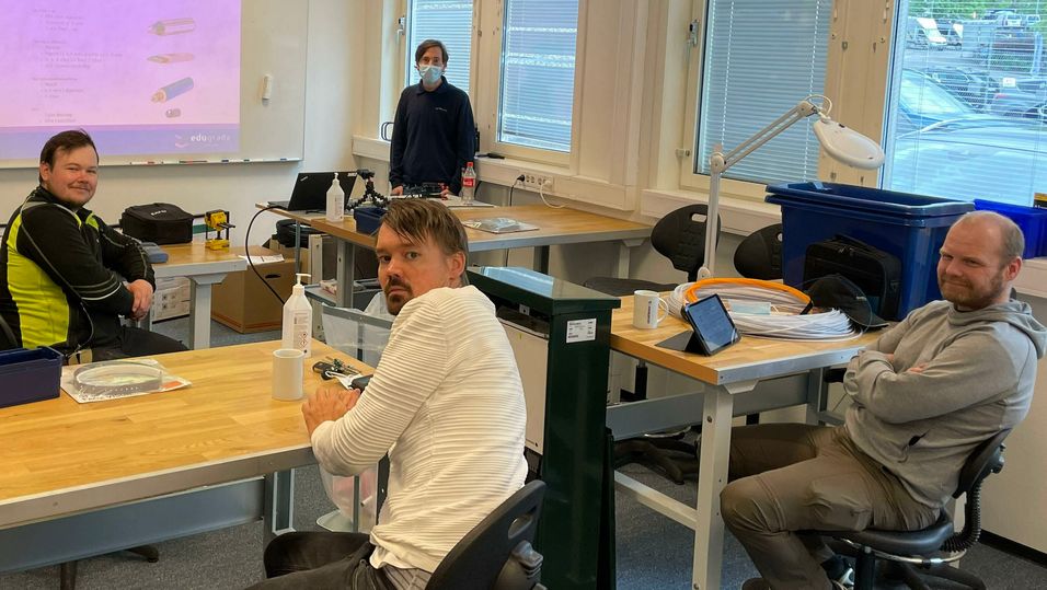 På bildet ser vi deltakerne på pilot-opplæringen fra Sitecom, Norsk Fiberoptikk As og Oneco Networks, sammen med kursleder Pär Andersson i Edugrade. 