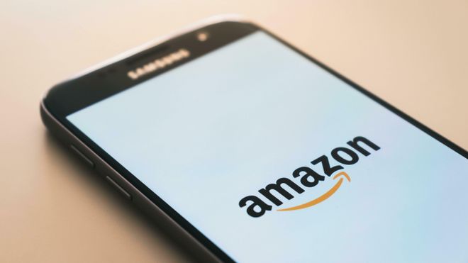Amazon-logo på en mobiltelefon.