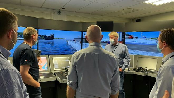 Det var flere kapteiner og navigatører med ulik bakgrunn og erfaring med på verdens første kurs for landstyring og overvåking av autonome skip. Fra venstre: Thomas Fevang, Espen Berglund, Nikolai Smit, Ragnar Stangring og Petter Kyseth