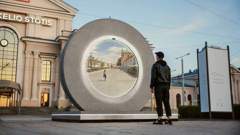 Ved hjelp av en portal plassert på togstasjonen skal innbyggerne i Vilnius kunne kommunisere med innbyggerne i Lublin i Polen.