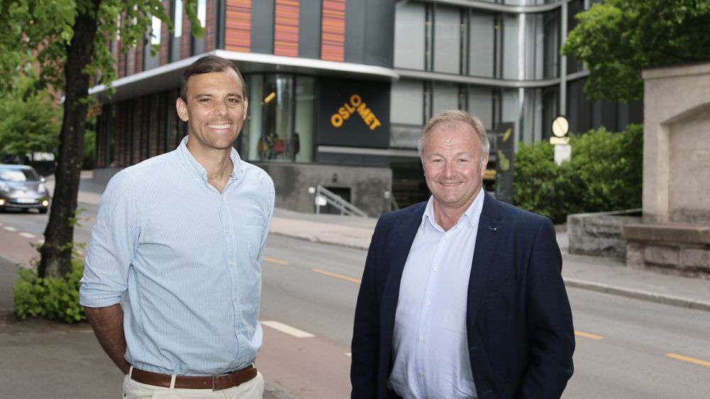 Dekan på Fakultet for teknologi, kunst og design, OsloMet, Carl Christian Thodesen (t.v.) og konserndirektør for Norconsults hovedkontor, Bård Hernes, i forbindelse med signering av avtalen. 