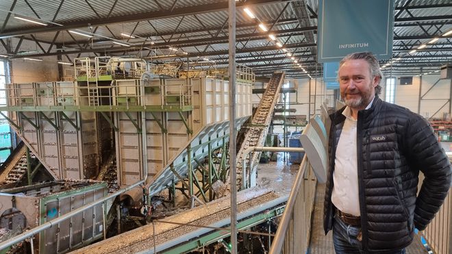Det norske pantesystemet er det mange land nå ønsker seg. Adm. direktør i panteselskapet Infinitum, Kjell Olav Maldum mottar besøk fra mange land og gir dem innføring i ombruk av plast og aluminium. Anlegget er konstruert av han selv og en logistikkpartner og har korte transportveier med minst mulig transportbånd som kan skape problemer.