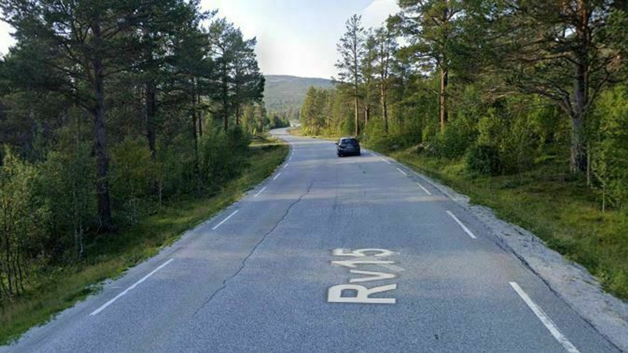 Det er en del asfaltsprekker hist og pist på riksvei 15 i Skjåk kommune, sør for Billingen. Stian Brenden Maskinservice gitt tilbud på jobben på denne veien.