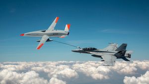 /2679/2679758/MQ-25_refueling_2.300x169.jpg