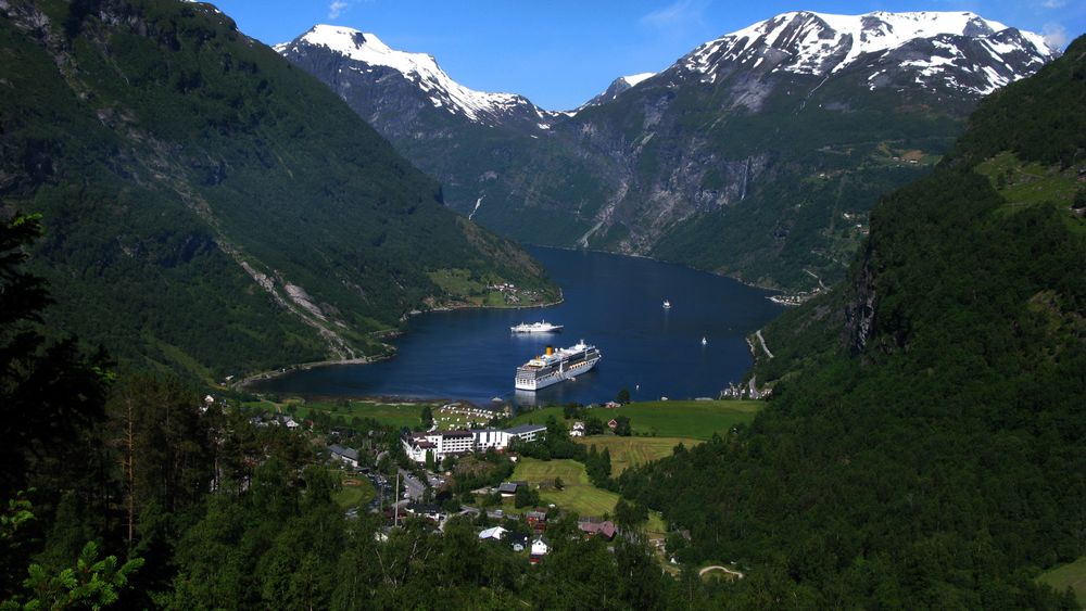 Geiranger: Et av Norges mest populære reisemål. Nå skal ei bru på Geirangerveien rehabiliteres uten at det skaper kluss for turisttrafikken.