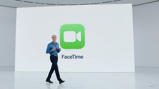 Programvaresjef i Apple, Craig Federighi, foran Facetime-logoen.