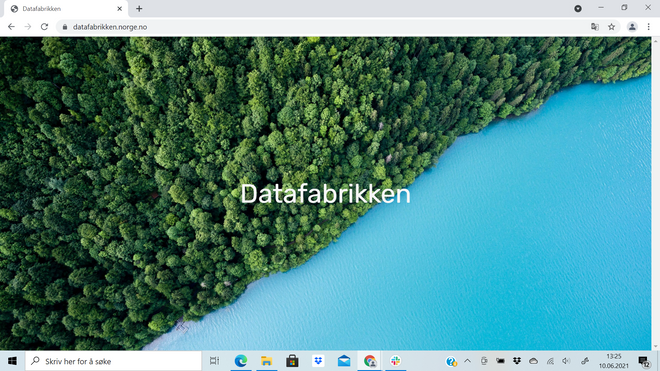 Skjermbilde av nettsiden Datafabrikken.norge.no viser ordet Datafabrikken i hvitt over et flyfoto av sjø og skog