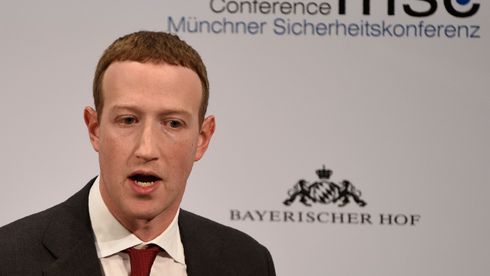 Facebook-sjef Mark Zuckerberg skal vise vei ved å jobbe hjemmefra de neste seks månedene, og selskapets fulltidsansatte får også fortsette med hjemmekontor. Arkivfoto: Jens Meyer / AP / NTB
