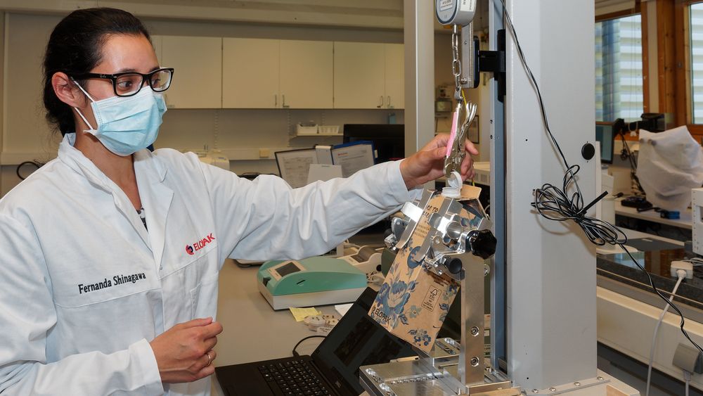 Test- og innovasjonssenteret til Elopak i Spikkestad.Dr. Fernanda Shinagawa tester nye plastkorker som tilfredsstiller krav EU kommer med fra 2024.