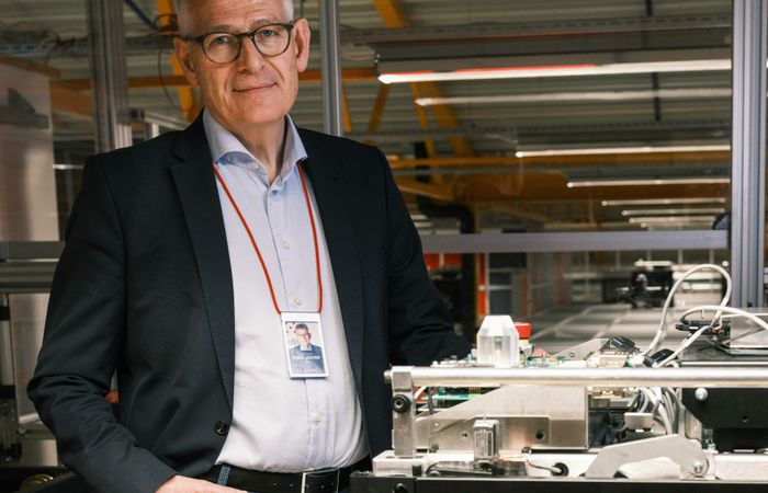 Karl Johan LIer ved en av de nye Blackline-robotene. Materialer og systemer testes hver eneste dag for å finne forbedringer.