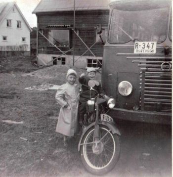 : Som guttunge fikk Karl Johan eller Kalle som han ble kalt, interesse for motor. Her på motorsykkel sammen med søster.