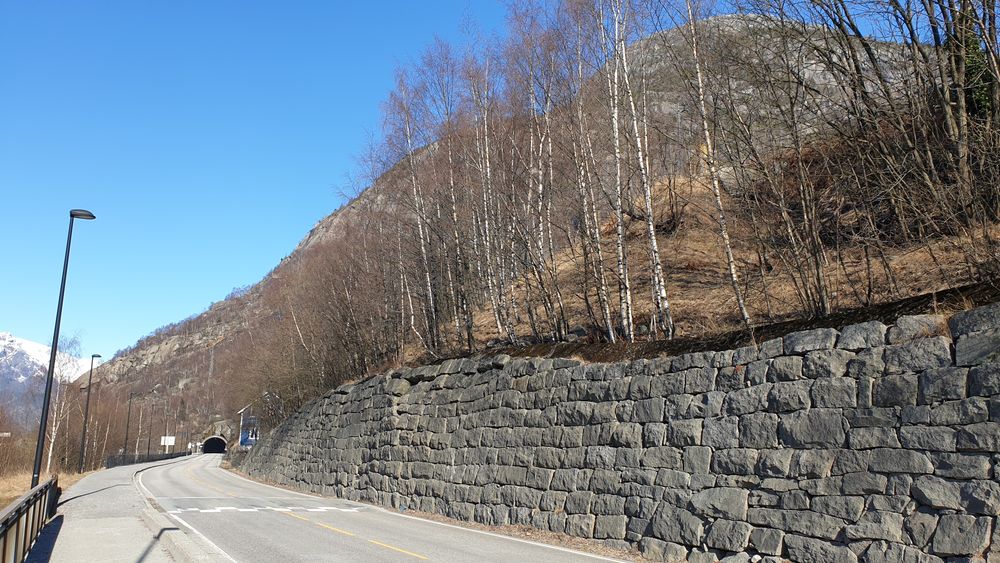 Løsmassene langs denne muren på Riksveg 13 i Tyssedal i Ullensvang kommune skal sikres. 