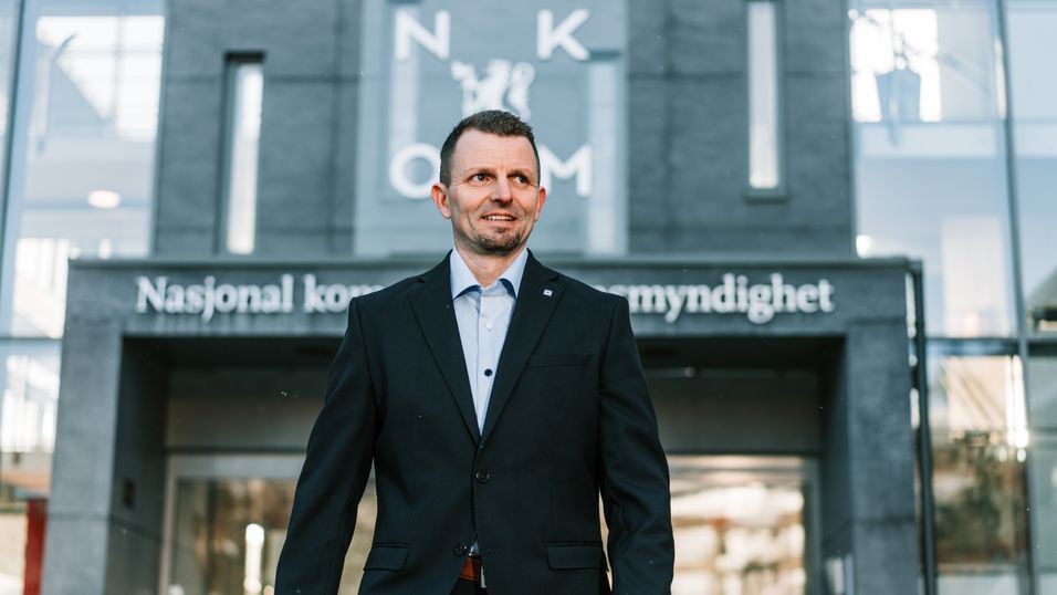 Hans Jørgen Enger leder konkurranseavdelingen i Nasjonal kommunikasjonsmyndighet, og har underskrevet varselet om vedtak som bransjen må svare på innen 2. juli.