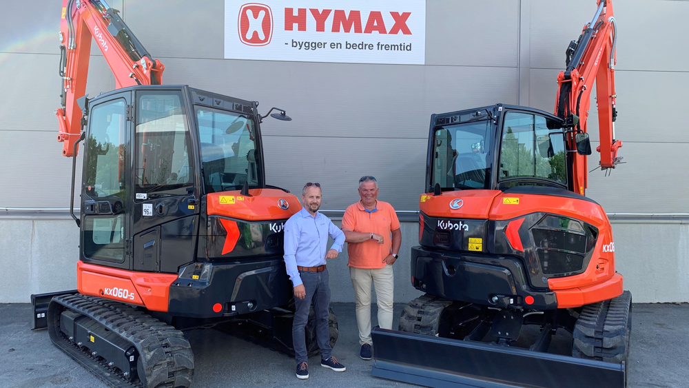 Torgeir Nustadhaugen i Hymax AS ved overlevering av to nye Kubota KX060 til Jone Ølberg i Naboen AS.